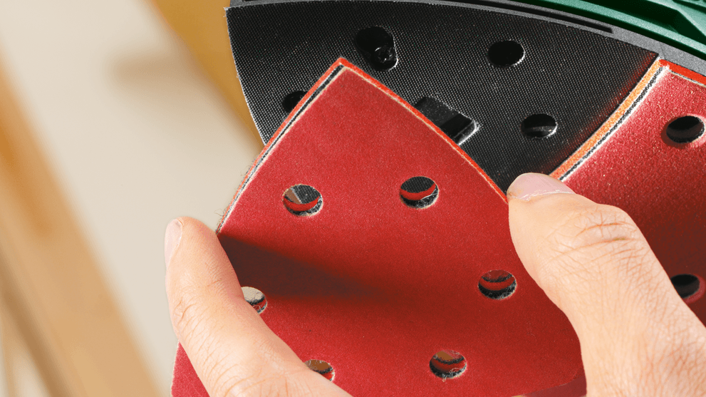Bosch EasySander 12 Brusna ploča koja je podeljena u dva dela omogućava ravnomernu i optimalnu upotrebnu brusne ploče i papira. Njen trougaoni vrh može da se lako odvoji i rotira, kako bi se produžio radni vek brusne ploče i papira.